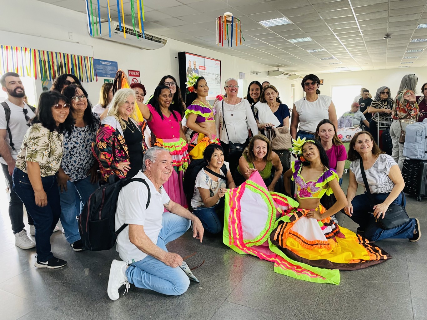 Imagem de Turistas são recebidos com carimbó e símbolos do Sairé no Aeroporto de Santarém