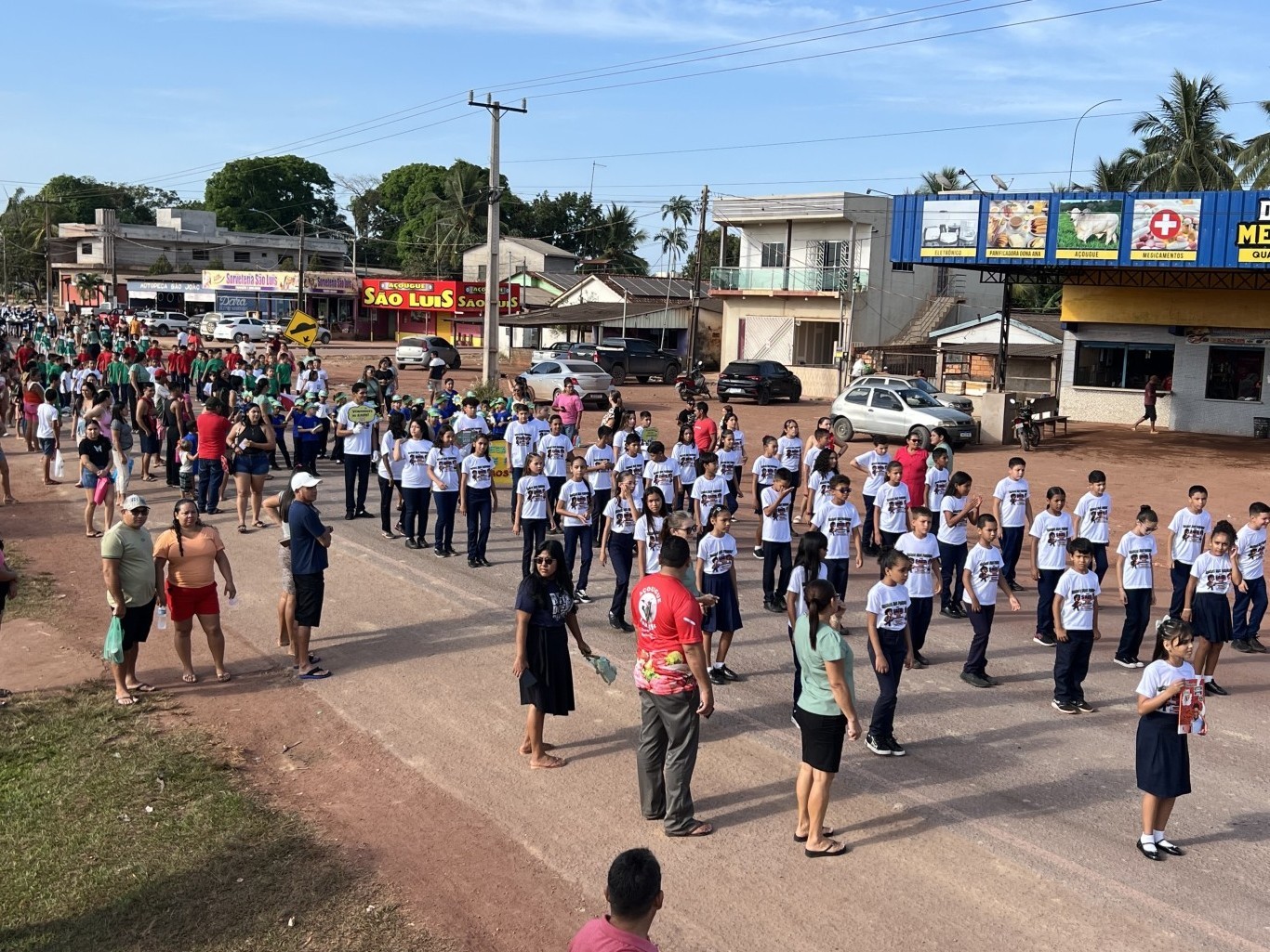 Aproximadamente 1 mil crianças e adolescentes participam do desfile da Semana da Pátria na comunidade Boa Esperança, planalto santareno