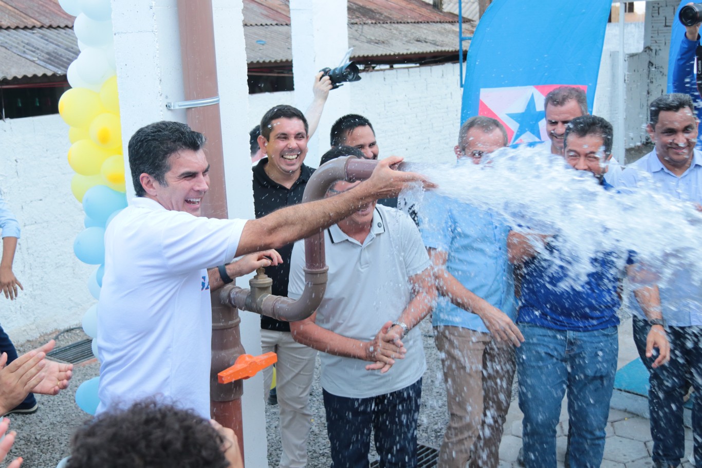 Imagem de Moradores da comunidade Cipoal II comemoram a chegada do novo sistema de abastecimento de água