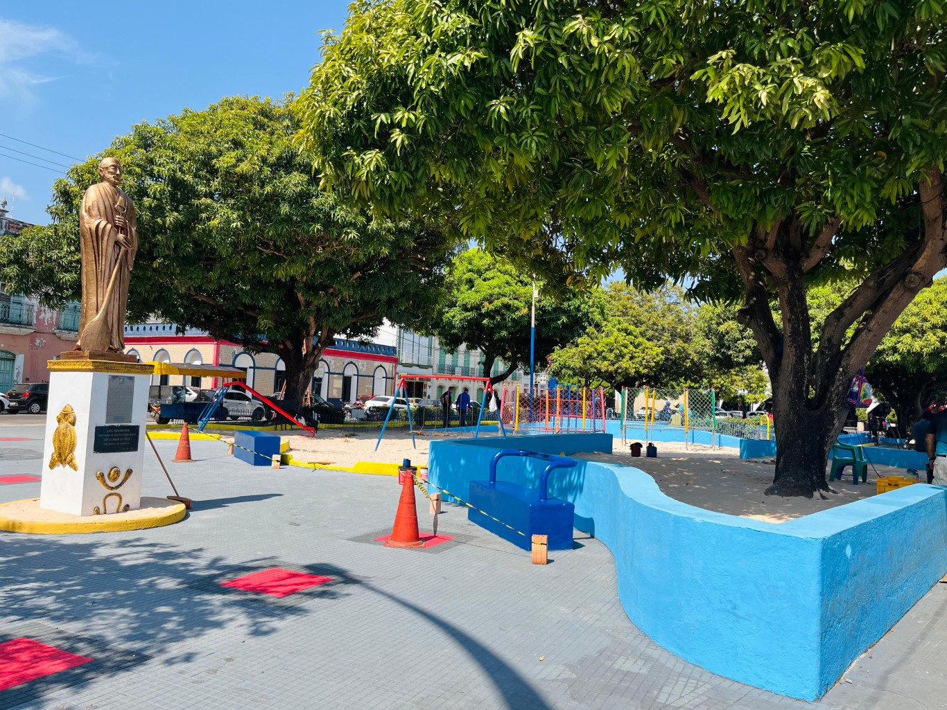Prefeitura conclui revitalização da Praça do Pescador; chafariz é reativado