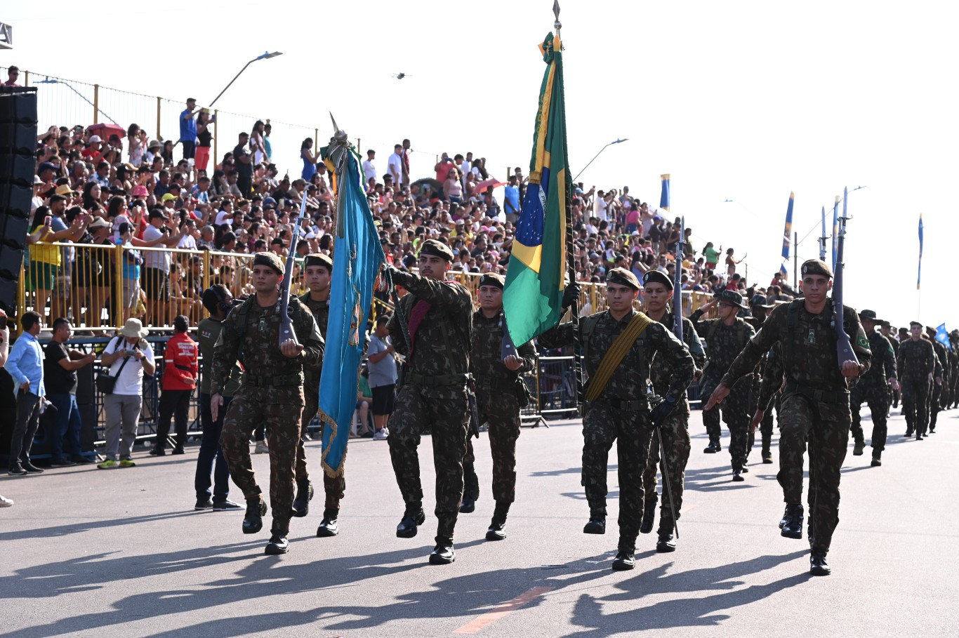 Imagem de Tradicional desfile militar reúne centenas de pessoas na Orla de Santarém