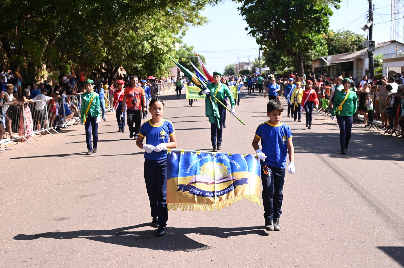 Desfile da Semana da Pátria reúne comunidade no bairro da Prainha em seu segundo dia de programação
