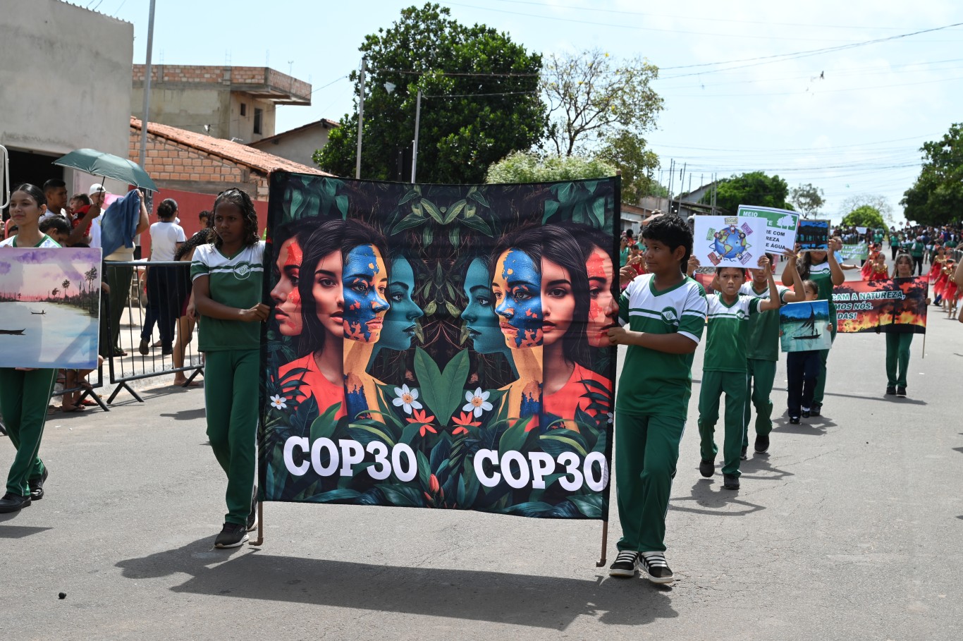 Imagem de Prefeitura leva desfile cívico para o bairro Maracanã 