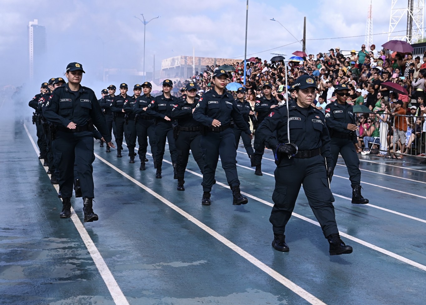 Imagem da notícia: Desfile Cívico-Militar reúne grande público no último dia de programação da Semana da Pátria 2026