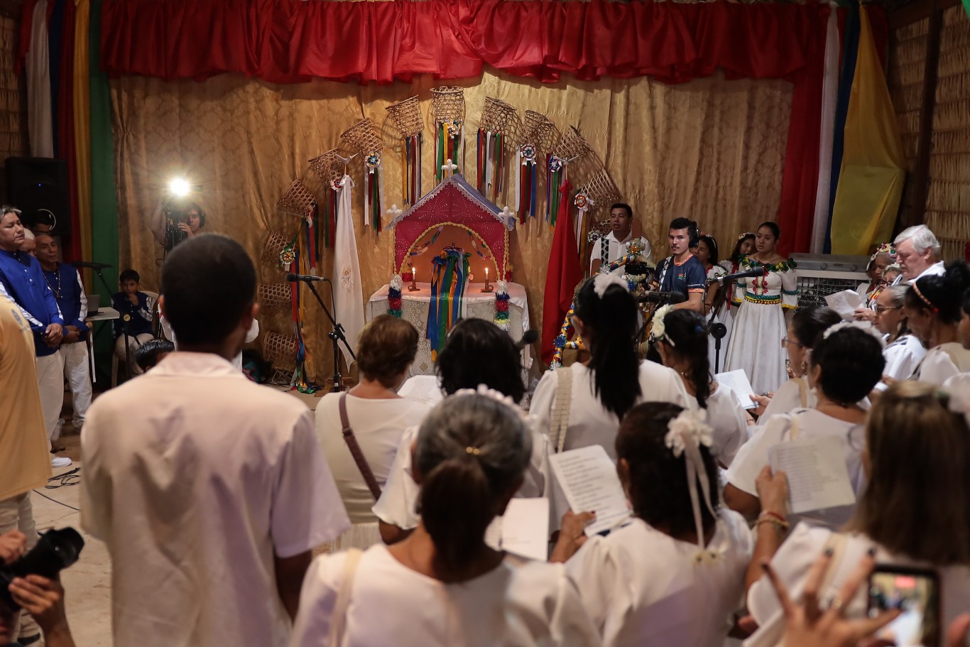Imagem da notícia: Rito religioso mantém viva a tradição centenária do Sairé em Alter do Chão
