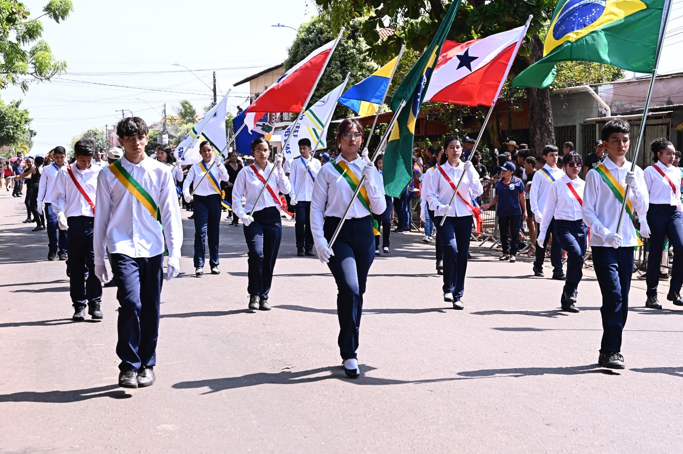 Imagem da notícia: Segundo dia de desfiles da Semana da Pátria reúne estudantes e famílias no bairro da Prainha