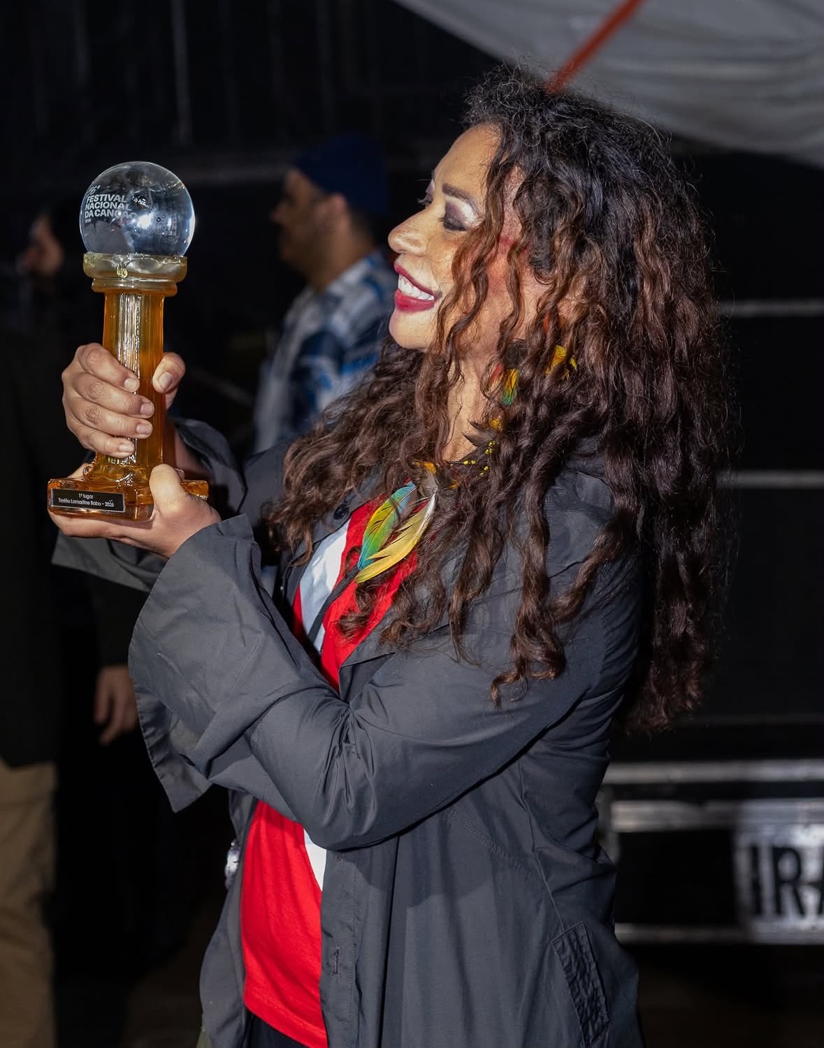 Cantora Jana Figarella vence 56ª edição do Festival Nacional da Canção