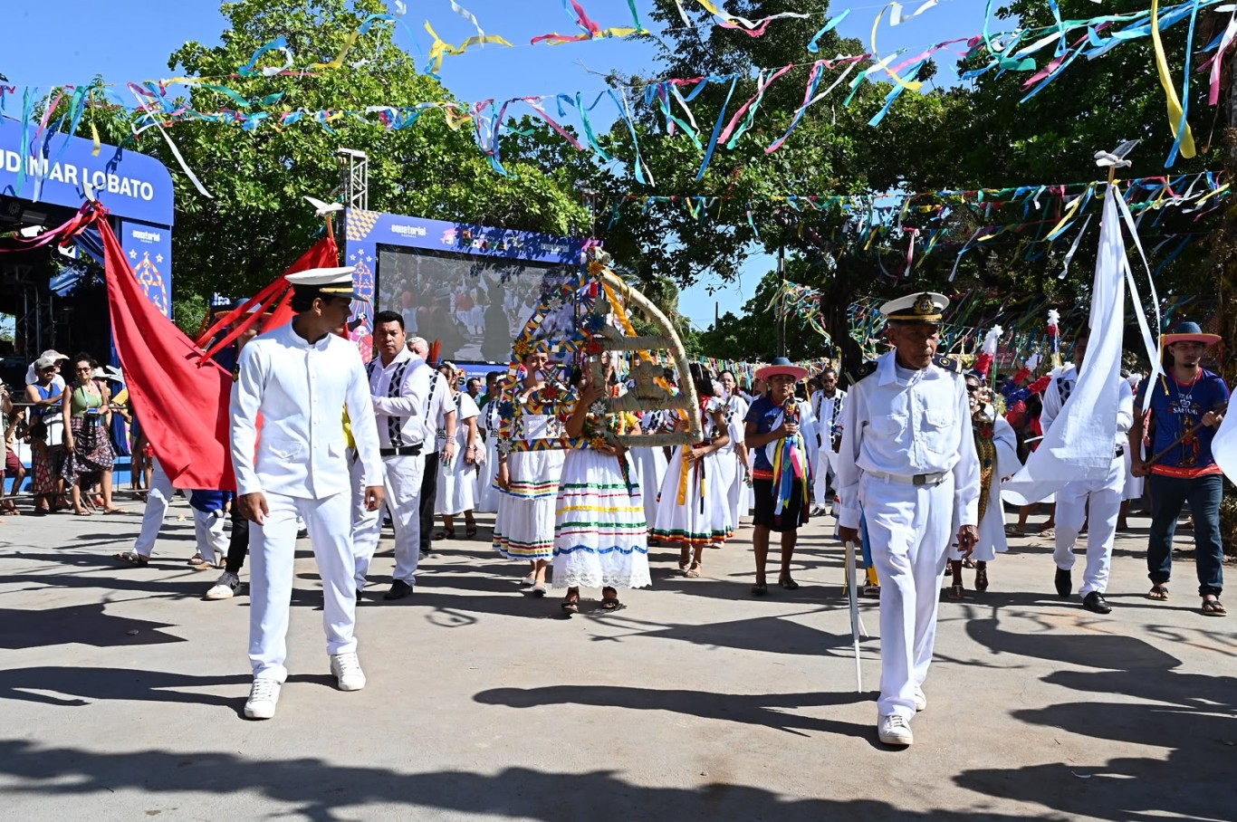 Imagem da notícia: Entre fé, folia e tarubá, Sairé 2026 se despede com a Derrubada dos Mastros 